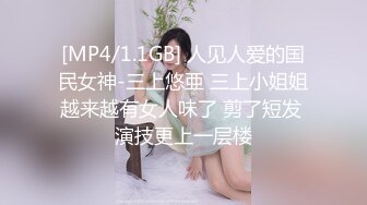 卡在电梯里面了怎么办？先不管了！好色女友直接跪下吮吸鸡巴并吞下精液！