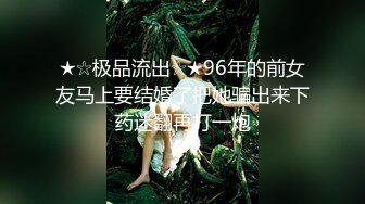 极品姐妹花露脸精彩大秀，颜值身材都很不错，吃她娇嫩的奶子，小黄瓜插进妹妹菊花，又被妹妹捅进骚穴好刺激