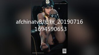 高颜值甜美短发妹子和炮友厕所啪啪，舔奶口交掰穴毛毛浓密扶着后入