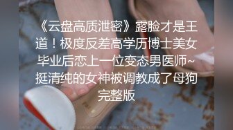 黑白丝翘臀小尤物，穿着性感的情趣装诱惑狼友，淫声荡语不断撩骚，道具抽插骚穴，特写展示逼逼淫水已经湿透