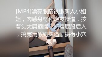 窗外窥探女生的私生活，清纯御姐戴起耳机时不时胸口往下低，捉住机会拍了下来！