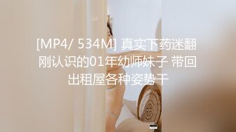 白丝欲女跟蒙面大哥激情3P，全程露脸啪啪激情上位