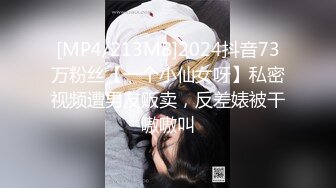 黑絲超短褲淘寶長腿美女模特約我逛街時一直挑逗我帶回家後主動脫下短褲跪在沙發上翹起屁股求操版