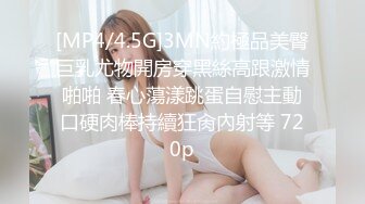 被操的抓紧床帘的小婊子