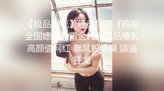 淫荡反差小女仆极品美少女穿上可爱女仆装服务金主爸爸，振动棒紫薇爽的尿屁不停，娇小身材被爸爸抓紧双手后入