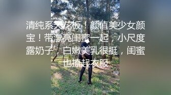 看她的样子估计是第一次镜头记录自己裸体