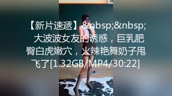 商场TP美女和男友约会牛仔裙里竟然没有穿内裤