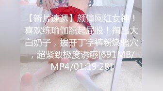 路边公厕全景偷拍两位出来散步的美女  非常漂亮的极品鲍鱼