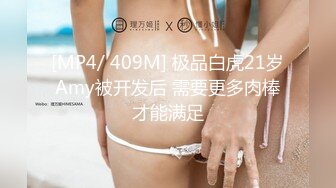 品味有点戳的富二代在私家别墅浴池水中啪啪淫骚眼镜妹不过他两的屌样子还挺般配的