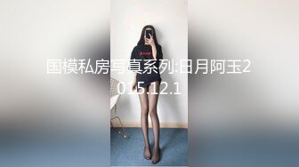 一个用光滑的脸吮吸鸡巴的讨厌的美女荡妇