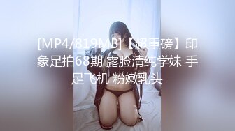 【战狼无套】短发离异人妻家中被情人偷拍，玩着手机裸体躺平你随便玩，一会儿性欲大起干得激情