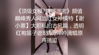 真实母女双飞全程露脸，幸福小哥玩弄母女花，先给狼友展示骚逼，沙发上就把老骚妈干了，轮草抽插浪荡呻吟