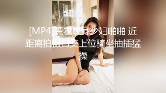 《极品CP魔手外购》无水正版价值千元某工厂职工女厕所全景正点位置偸拍各种美女小姐姐大小便看脸看双洞超多大屁股 (1)