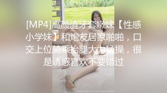 玩弄老婆油光闪亮的肉逼