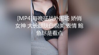 抠年轻小女友的小嫩逼，毛都没长全，水水很多扫的不行