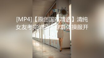 露脸抄底小少妇意外惊喜居然沒穿内裤,逼被拍的清清楚楚，真他妈是个骚货