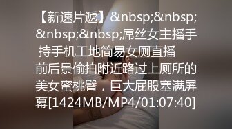 长相很漂亮的白皙美女张开腿展示自己的无毛骚穴，绝对极品一线天粉木耳