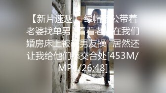 女邻居撅着大屁股，在床上等我下班