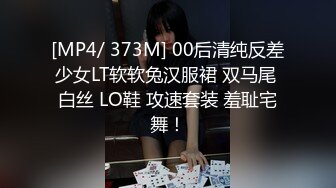 《魔手外购极品厕拍》商业城女厕全景偸拍多位少女少妇熟女方便，后位先拍脸再拍大白屁股，憋尿到极限的良家少妇动作逗死人 (18)