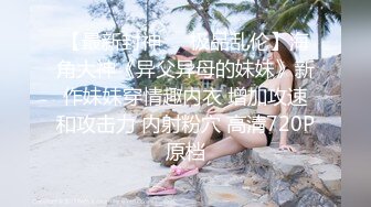 全景偷拍浅蓝连衣裙长发美女 很性感的一撮毛