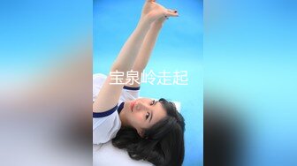 熟女的疯狂风骚的大姐勾搭两个院里乘凉的大爷玩起了3P，小院里脱光轮流伺候两大叔口交啪啪玩得还很尽兴