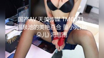 商场女厕近距离偷窥长裙美女 B里拉出一坨奇怪的玩意