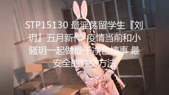 《极品CP?魔手?外购》美女如云酒吧女厕逼脸同框偸拍多位都市靓妹方便，短发美女用手机给私处拍照发给网友