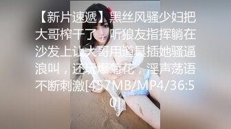 美女内急公共场所撒尿发现被偷拍仓皇提裤逃跑