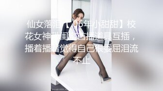 女主播为吸引粉丝,录制户外弹吉他唱歌MV，故意不穿内裤不经意间露出来给粉丝当福利