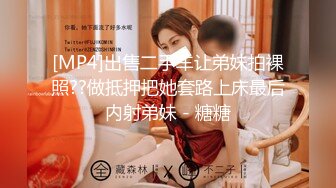 《极品CP魔手外购》坑神潜入某单位女厕隔板缝中实拍超多小姐姐方便，赤裸裸逼脸同框，妹子对着镜头看半天都没发现异常 (5)