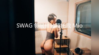 路过街上看到个长发美女在修电瓶车尾随她去厕所嘘嘘妹子尿完竟然把小穴掰开