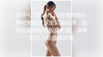 穿情趣装的极品御姐少妇，漏出两个圆润的骚奶子，奶水湿身诱惑，淫声荡语叫爸爸，道具抽插骚穴尿尿给狼友看