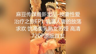 漂亮大学生美少女，被窝里全裸给大家表演，难得一见无毛粉穴，坚挺超嫩奶子