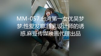 商场抄底美女穿着透明内裤被男友伸进裙子摸屁股