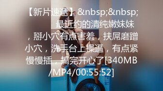 黑客破解家庭摄像头偷拍白嫩姐姐全裸躺在沙发上玩能让人爽的小玩具