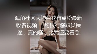 豹纹小少妇露脸精彩演绎，房间里好几哥