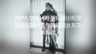 ❤️女神淫乱❤️绝世小淫货 上次两个男的不够爽 四个五个给安排上 戴上眼罩 给她一个惊喜 手里拿两个肉棒 嘴里逼里全塞满