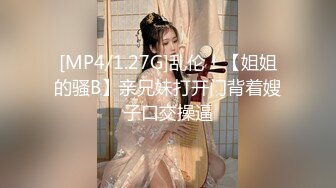 -猥琐男偸拍2位少妇被发现后过来扒开小穴帮助他射精