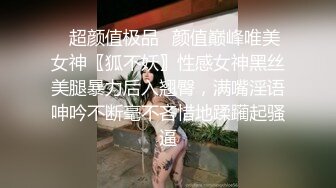 爱舔逼的男友给她舔哥够，疯狂舔逼好男淫抱着小少妇吃奶子，足交大鸡巴无套爆草抽插，直接内射骚穴看中出