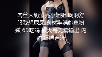 在她性感的 cosplay 中为我们带来了热脱衣舞表演！