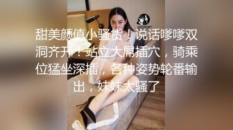 客厅的淫乱，双女群战被操的语无伦次，女上位换个姿势享受场面淫乱