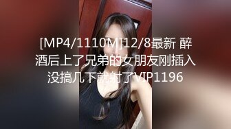 姐姐妹妹都漂亮【零4年樱粉妹】有点小重口，正好在生理期，粉丝们要看看留着血的逼，还有姨妈巾 (2)