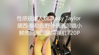 约了个风韵阿姨到卧室足交，这美腿美脚穿上丝袜还真像个美女 滑滑的质感弄得龟头舒服爽射！