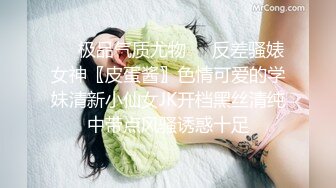 从老家的山路出来，妻子说她受不了啦下面很想要，只好听话把车停下来，骚妻吃上瘾了鸡巴，完全不顾车来车往！