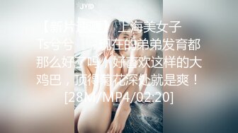 闭着眼睛手抓床单，享受大鸡巴的奋力抽插，两个年轻的妹子让大哥玩弄双飞，吃奶舔逼口交大鸡巴，多体位蹂躏