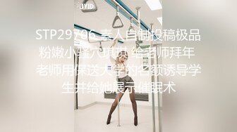 商场女厕偷拍黑丝美女职员的大肥B