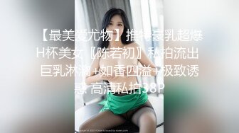 奶茶店女厕穿运动短装清纯校花妹,细白的长腿和两片鸡冠唇真馋人