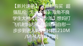 爬窗偷窥隔壁漂亮小少妇洗香香