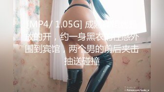 娇小美妞沙发上吃着巨屌