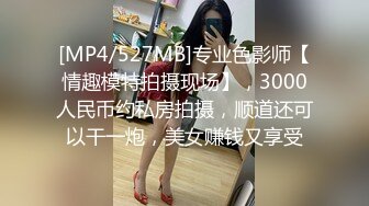 妹子拿着这根粗长的鸡巴就玩深喉